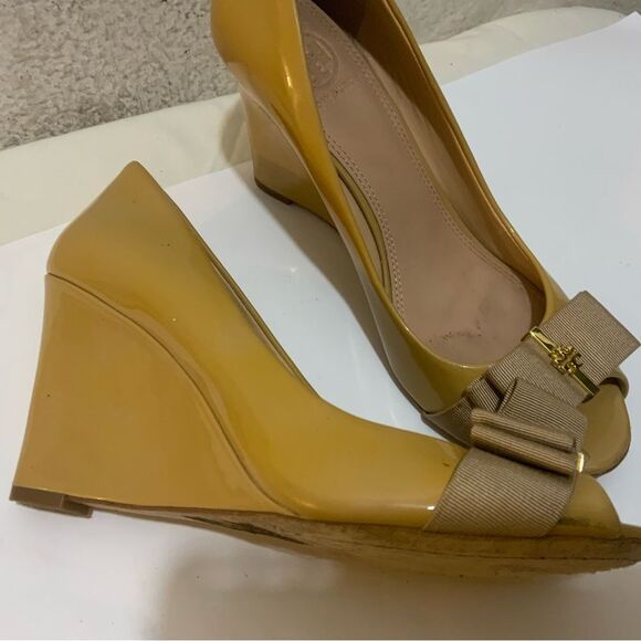 Tory Burch Trudy Open Toe Wedge Bow Patent Leather Nude 7 US Gold Logo - Picture 3 of 8